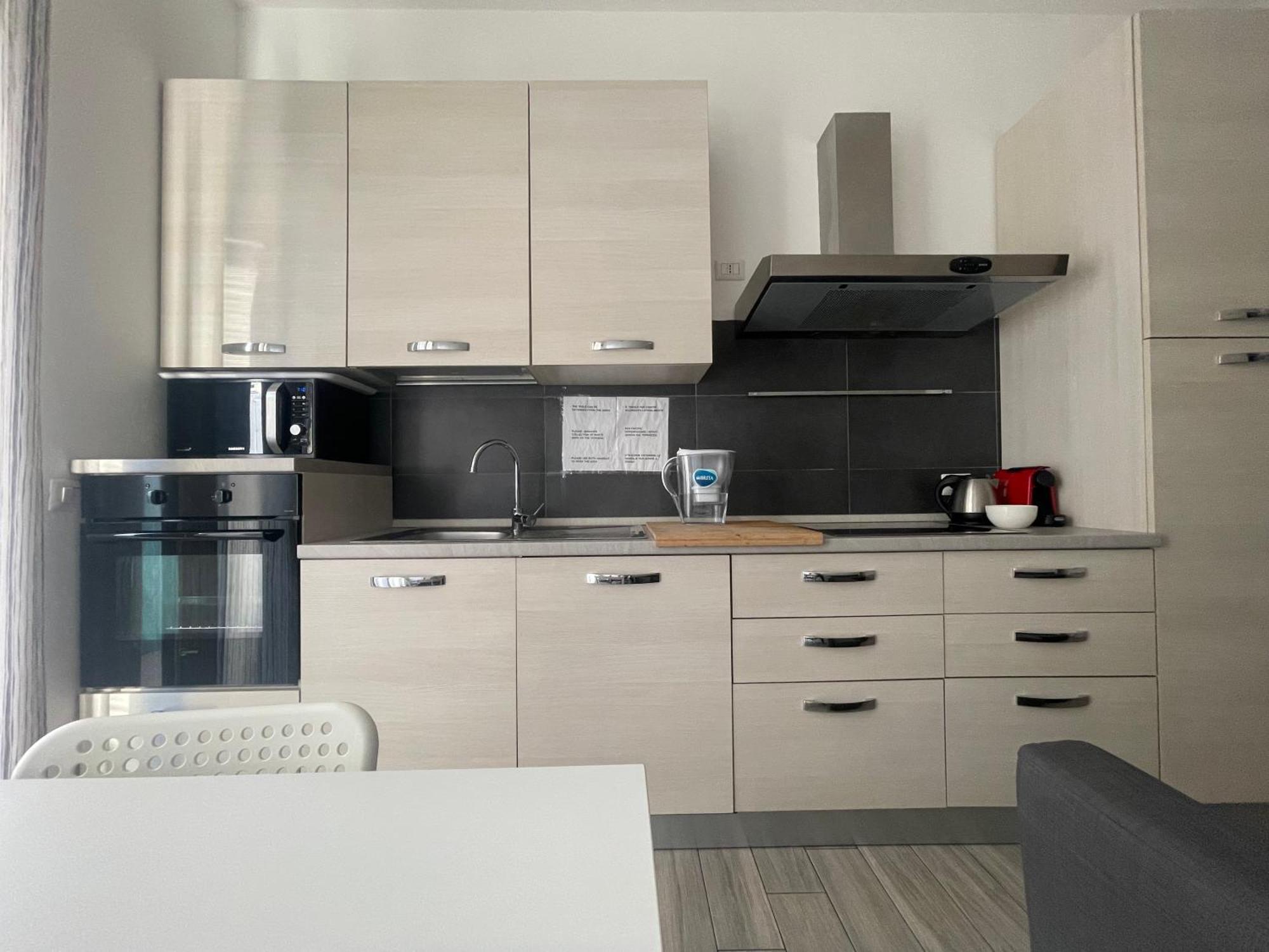 Gardone Apartment - Ampio Appartamento Con 2 Camere Da Letto - Comodo Per Duomo! ミラノ エクステリア 写真